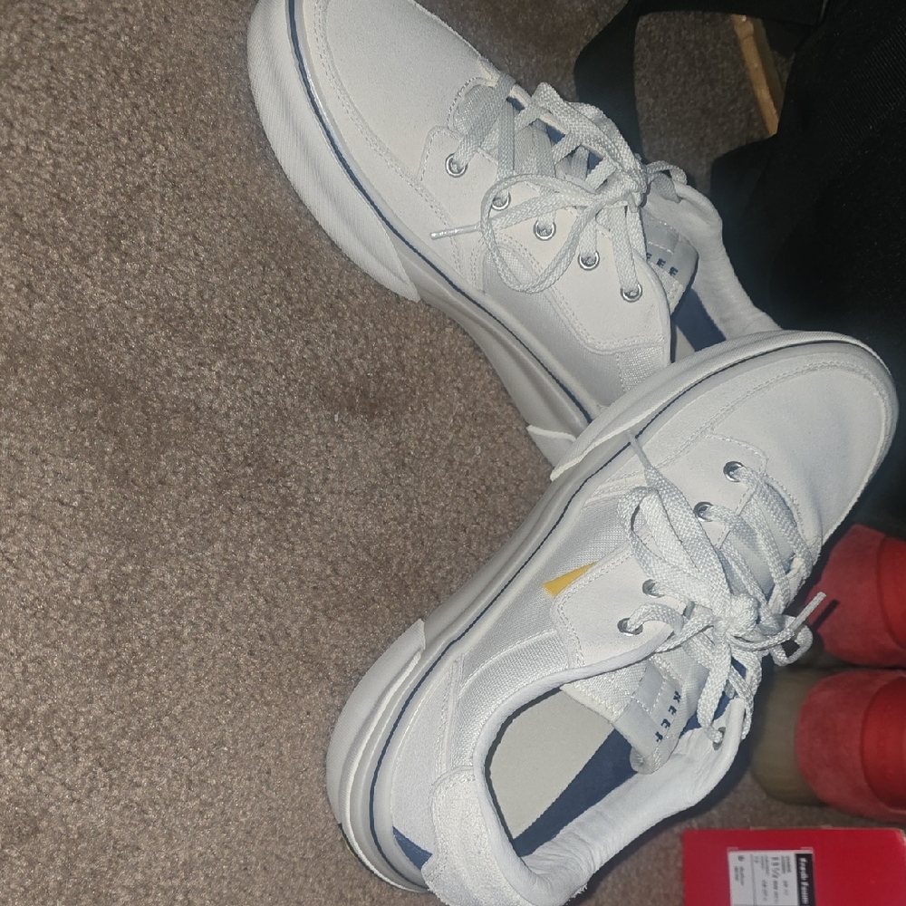 Reef White Athletic Shoes W Extra LacesGreat Beach Or Kic Shoes So Clean On Foot
